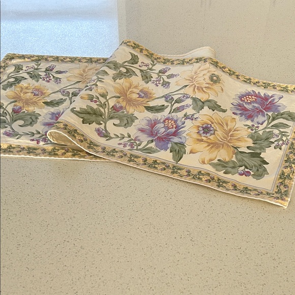 April Cornell Botanical Table Runner - Picture 4 of 7